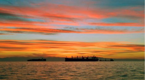 Emissões do transporte marítimo aumentam até 5,5%, apesar do avanço dos combustíveis alternativos