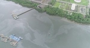 Marinha investiga mancha de óleo no Porto de Santos